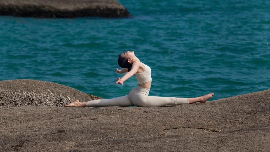 躺在床上就可以做的 1 套瑜伽序列，越练越年轻！